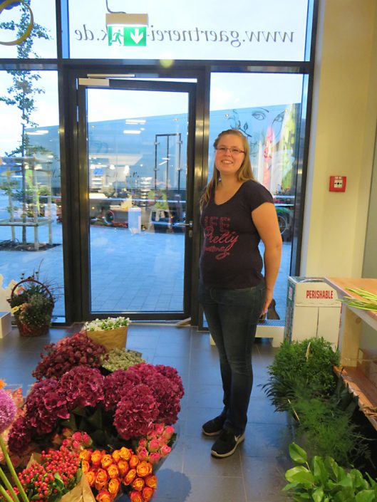 Unsere Floristin Nadine Möller mit frischer Ware.